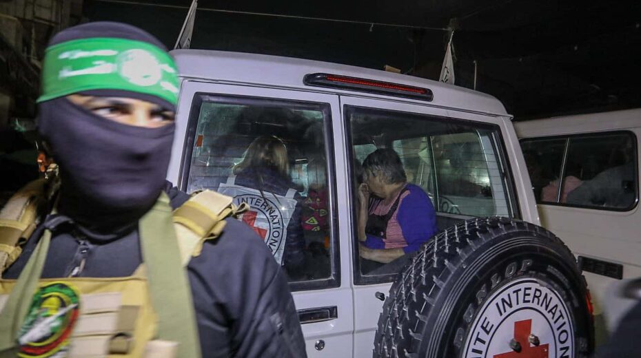 Ein Hamas-Terrorist übergibt israelische Geiseln an das Rote Kreuz in Rafah, im südlichen Gazastreifen, 28. November 2023. Kredit: Flash90.