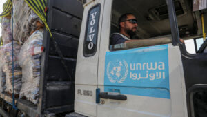 Lastwagen mit humanitärer Hilfe kommen am 18. Dezember 2023 auf der palästinensischen Seite des Grenzübergangs Kerem Shalom im südlichen Gazastreifen an. Foto von Abed Rahim Khatib/Flash90