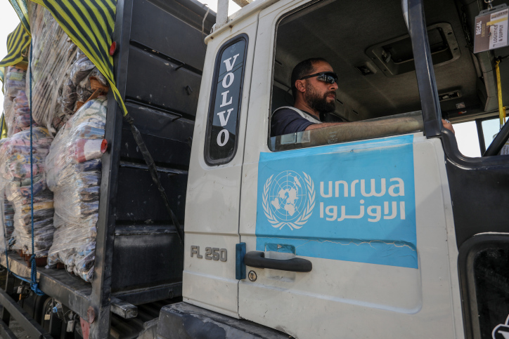 Lastwagen mit humanitärer Hilfe kommen am 18. Dezember 2023 auf der palästinensischen Seite des Grenzübergangs Kerem Shalom im südlichen Gazastreifen an. Foto von Abed Rahim Khatib/Flash90