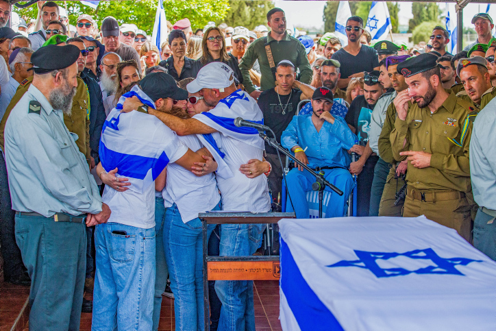 Familie und Freunde nehmen an der Beerdigung des israelischen Soldaten Major (a.D.) Dor Zimel auf dem Militärfriedhof in Even Yehuda am 22. April 2024 teil. Foto von Flash90