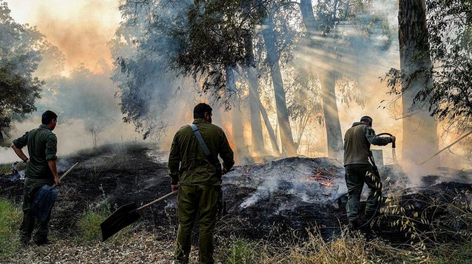 Mitglieder eines Notfallteams versuchen, ein Feuer zu löschen, das durch von der Hisbollah abgefeuerte Raketen in der Nähe der nordisraelischen Stadt Kiryat Shmona verursacht wurde, 4. Juni 2024. Foto von Ayal Margolin/Flash90.