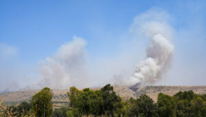 Blick auf ein großes Feuer, das durch vom Libanon abgefeuerte Raketen ausgelöst wurde, in der Nähe der nordisraelischen Stadt Katzrin am 13. Juni 2024. Foto von Ayal Margolin/Flash90