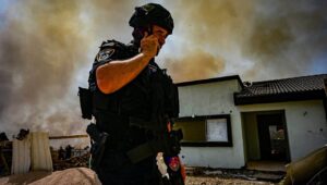 Polizei an der Stelle, an der eine von der libanesischen Hisbollah abgefeuerte Rakete einschlug und Schäden in der nordisraelischen Stadt Katzrin verursachte, 13. Juni 2024. Foto von Michael Giladi/Flash90.