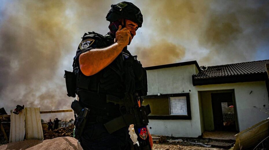 Polizei an der Stelle, an der eine von der libanesischen Hisbollah abgefeuerte Rakete einschlug und Schäden in der nordisraelischen Stadt Katzrin verursachte, 13. Juni 2024. Foto von Michael Giladi/Flash90.