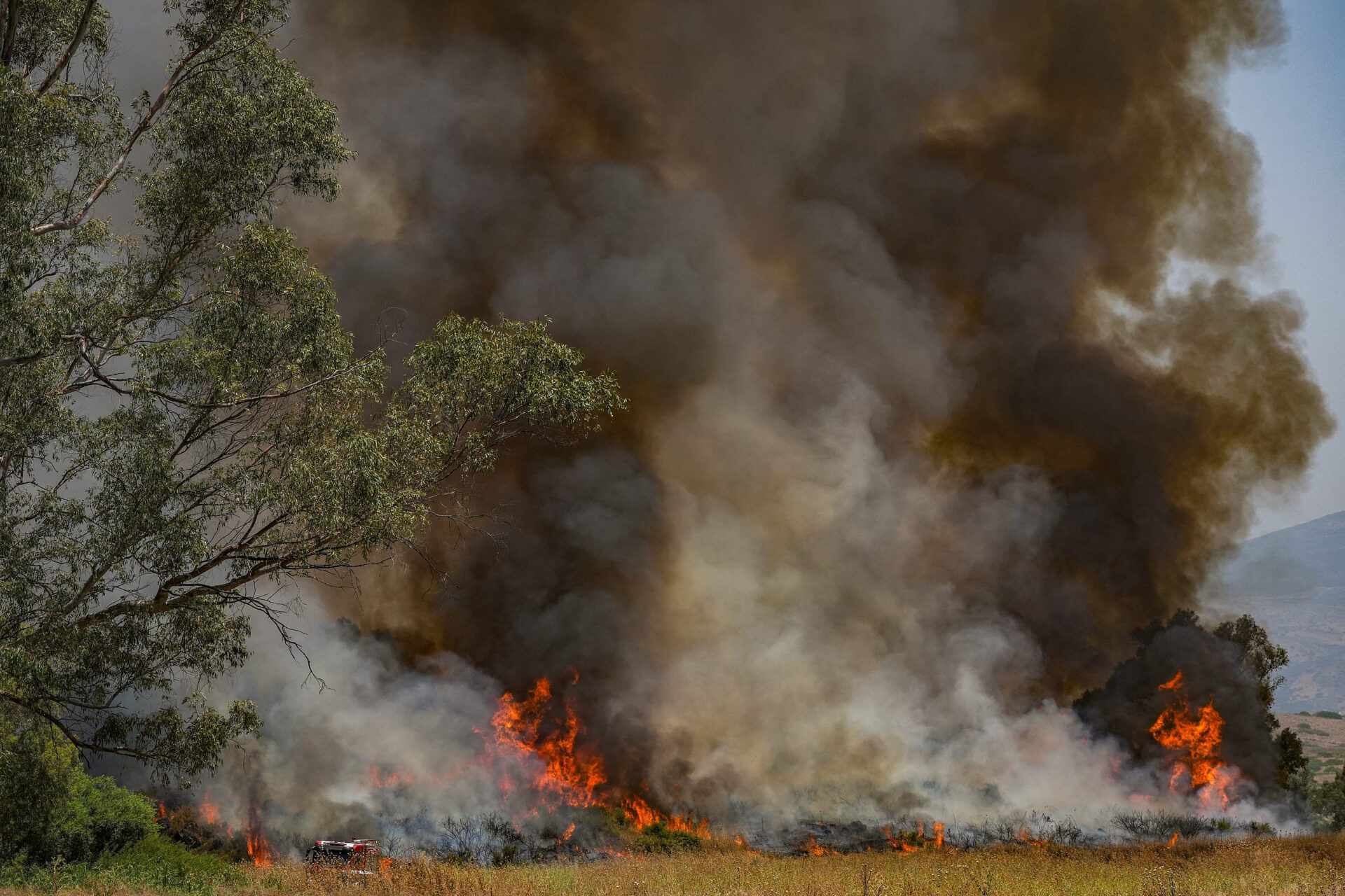Blick auf einen Großbrand, der durch vom Libanon abgefeuerte Raketen in der Nähe des Kibbutz Kfar Szold im Norden Israels am 14. Juni 2024 ausgelöst wurde. Foto von Ayal Margolin/Flash90.