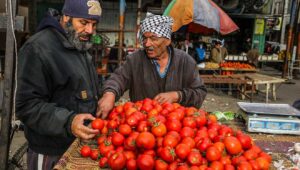 Palästinenser auf einem Markt in Rafah, im südlichen Gazastreifen, am 13. Januar 2024. Foto von Abed Rahim Khatib/Flash90.
