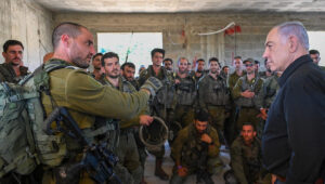 Premierminister Benjamin Netanjahu trifft sich mit Soldaten der israelischen Verteidigungsstreitkräfte im Norden, wo er den totalen Sieg über die Feinde des jüdischen Staates gelobt, 25. Juni 2024. Foto von Kobi Gideon/GPO.