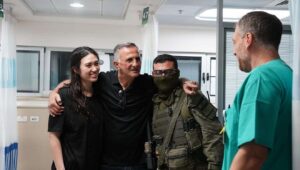 Die gerettete israelische Geisel Noa Argamani, links, wurde von „Zivilisten“ gefangen gehalten. Auch ein Journalist hielt Geiseln. Foto: GPO.