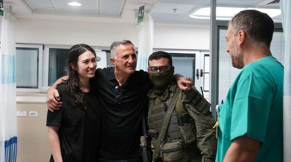 Die gerettete israelische Geisel Noa Argamani, links, wurde von „Zivilisten“ gefangen gehalten. Auch ein Journalist hielt Geiseln. Foto: GPO.