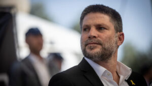Finanzminister Bezalel Smotrich besucht am 3. Juni 2024 das Protestzelt in Judäa und Samaria der Familien von Soldaten, die im Krieg der Eisernen Schwerter gefallen sind. Foto von Chaim Goldberg/Flash90.