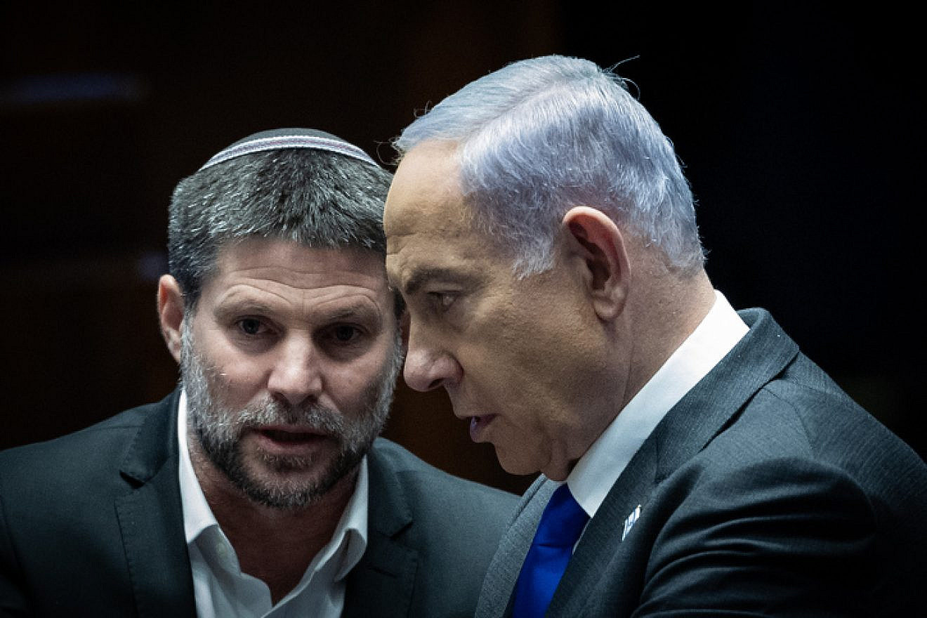 Premierminister Benjamin Netanjahu und Finanzminister Bezalel Smotrich bei einer Debatte über den Staatshaushalt in der Knesset in Jerusalem, 7. Februar 2024. Foto von Yonatan Sindel/Flash90.