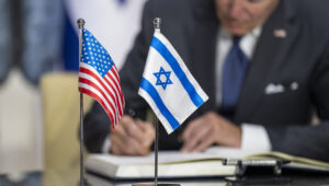 US-Präsident Joe Biden trägt sich am 14. Juli 2022 in das Gästebuch der israelischen Präsidentenresidenz in Jerusalem ein. Foto: Adam Schultz/White House.