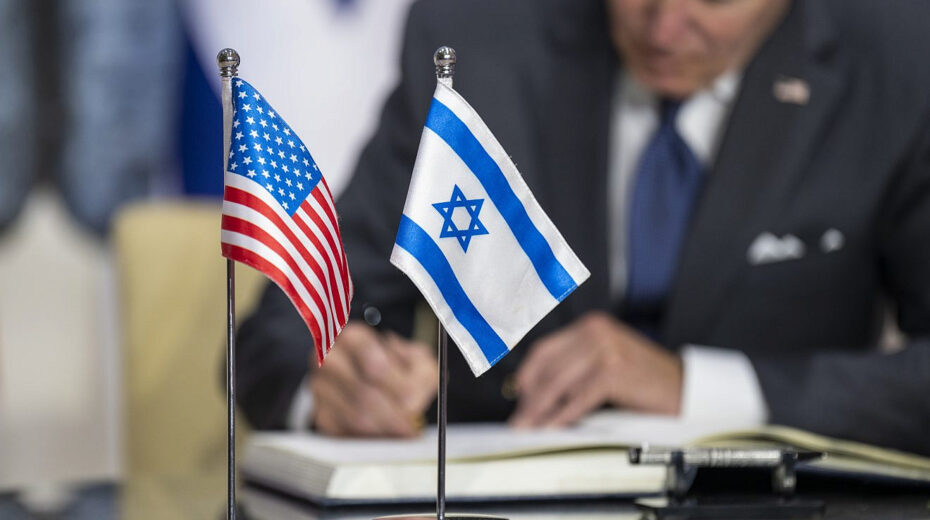 US-Präsident Joe Biden trägt sich am 14. Juli 2022 in das Gästebuch der israelischen Präsidentenresidenz in Jerusalem ein. Foto: Adam Schultz/White House.