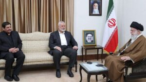Irans Oberster Führer Ayatollah Ali Khamenei, rechts, spricht mit dem Chef des politischen Büros der Hamas, Ismail Haniyeh, Mitte, während der amtierende iranische Präsident Mohammad Mokhber links sitzt, bei ihrem Treffen in Teheran, Iran, 22. Mai 2024. Quelle: Büro des iranischen Obersten Führers.