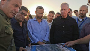 Israel Gantz, Vorsitzender des Regionalrats von Binyamin und des Jescha-Rats von Judäa und Samaria, zeigt Verteidigungsminister Yoav Gallant (r) eine Karte. Foto: Regionalrat von Binyamin.