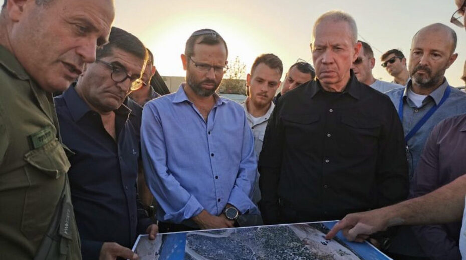 Israel Gantz, Vorsitzender des Regionalrats von Binyamin und des Jescha-Rats von Judäa und Samaria, zeigt Verteidigungsminister Yoav Gallant (r) eine Karte. Foto: Regionalrat von Binyamin.