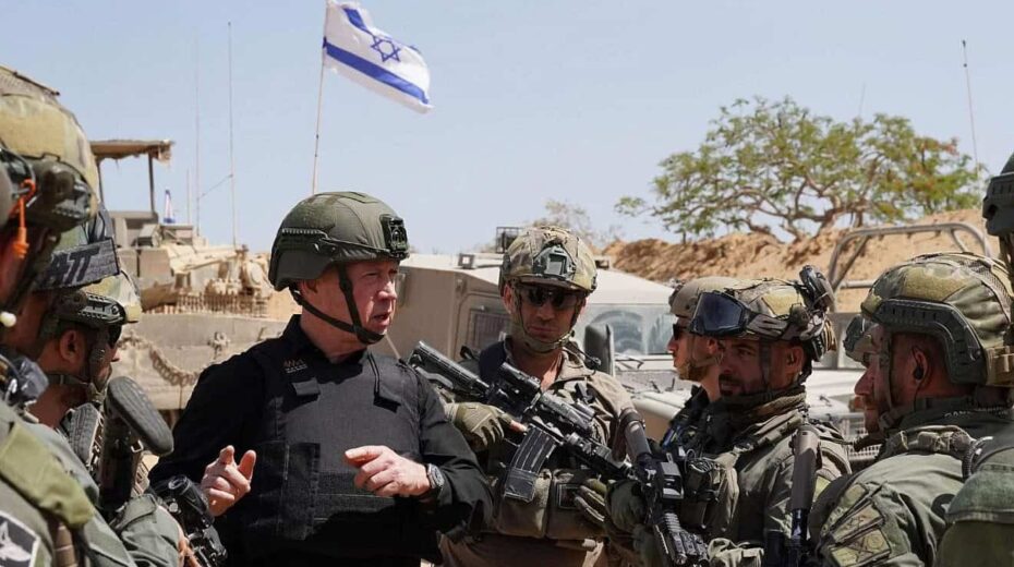 Der israelische Verteidigungsminister Yoav Gallant spricht während einer Lagebeurteilung in Rafah über den Kampf gegen die Hamas, im südlichen Gazastreifen, am 26. Mai 2024 zu Truppen. Foto: Ariel Hermoni/IMoD.