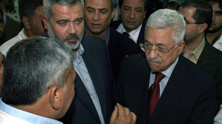 Hamas-Premierminister Ismail Haniyeh (links) und der Leiter der Palästinensischen Autonomiebehörde Mahmoud Abbas besuchen das Odwan-Krankenhaus im nördlichen Gazastreifen, 8. November 2006. Foto von Ahmad Khateib/Flash90.