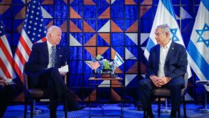 Der israelische Premierminister Benjamin Netanjahu trifft sich mit US-Präsident Joe Biden in Tel Aviv, 18. Oktober 2023. Foto von Miriam Alster/Flash90.