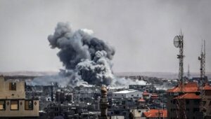 Bomben der israelischen Streitkräfte in Khan Younis, von Rafah im südlichsten Gazastreifen aus gesehen, 6. Mai 2024. Foto von Abed Rahim Khatib/Flash90.