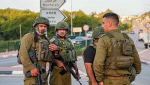 Israelische Sicherheitskräfte am Tatort eines Hisbollah-Drohnenangriffs in der drusischen Stadt Hurfeish nahe der Grenze zum Libanon, 5. Juni 2024. Foto von Ayal Margolin/Flash90.