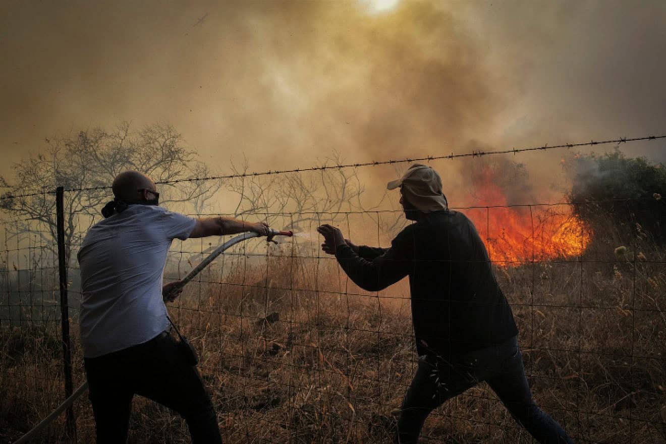 Feuer, ausgelöst durch Raketen- und Drohnenangriffe der im Südlibanon ansässigen Hisbollah, auf den israelischen Golanhöhen, 4. Juli 2024. Foto von Michael Giladi/Flash90.