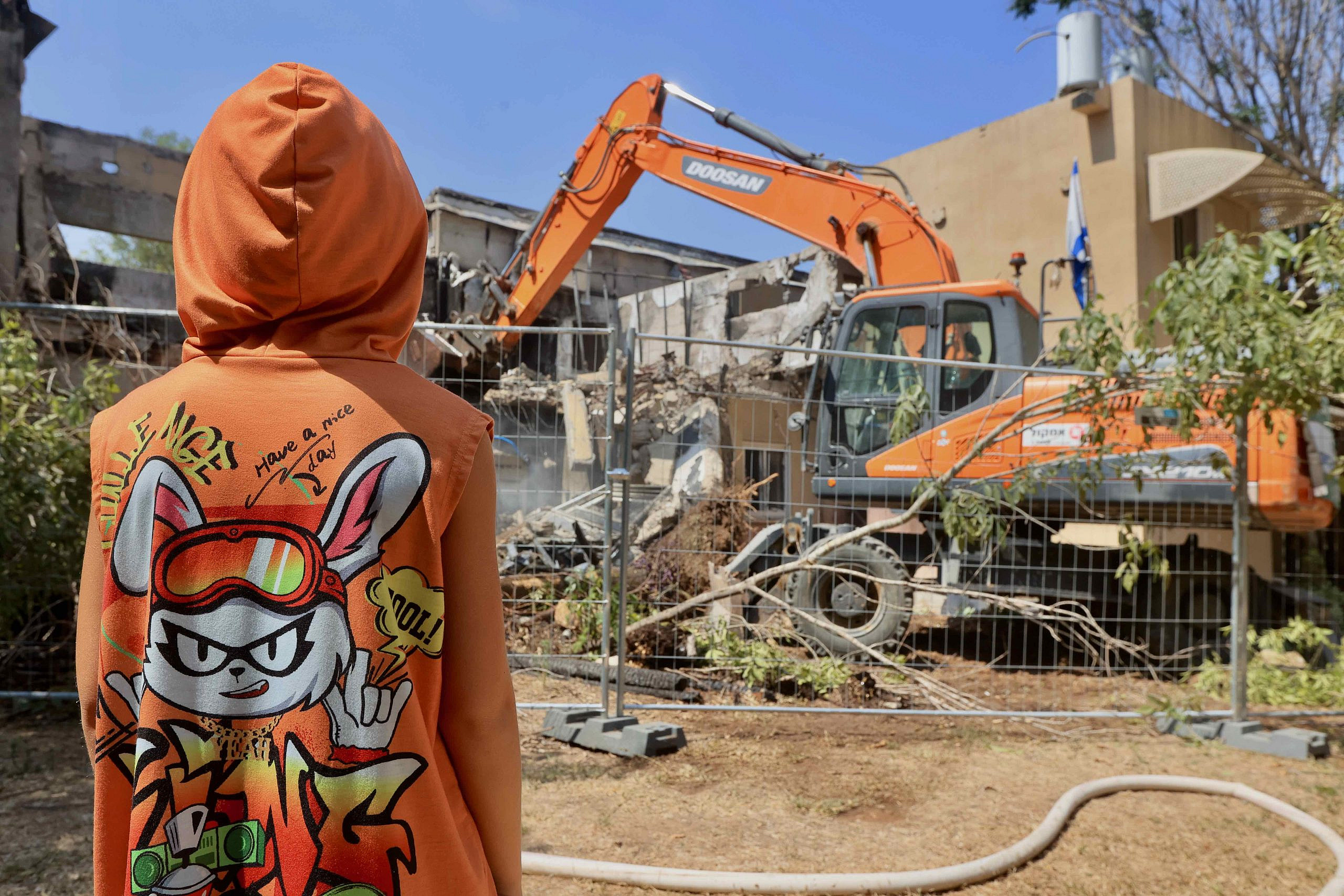 Ein Bulldozer zerstört ein Haus, das während des Massakers vom 7. Oktober im Kibbuz Be'eri nahe der israelischen Grenze zum Gazastreifen beschädigt wurde. Dies ist Teil eines Projekts zum Wiederaufbau der zerstörten Häuser und Infrastruktur im Kibbuz, 7. Juli 2024. Foto von Oren Cohen/Flash90.