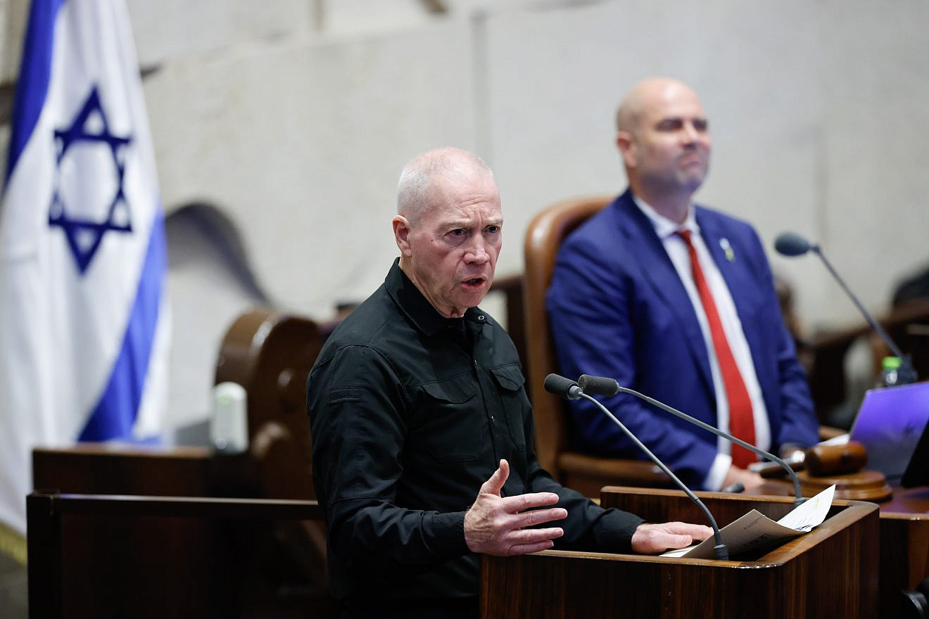 Der israelische Verteidigungsminister Yoav Gallant nimmt am 10. Juli 2024 an einer Sitzung im Plenarsaal der Knesset in Jerusalem teil. Foto: Chaim Goldberg/Flash90.