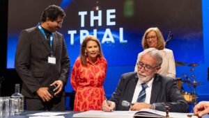 Jack van der Tang unterzeichnet das Dekret in Den Haag, während seine Frau Inge (rechts), der indische Pfarrer Satish Kumar und die ehemalige Abgeordnete Michelle Bachmann zusehen, 4. Juli 2024. Foto von Chris van Beek.