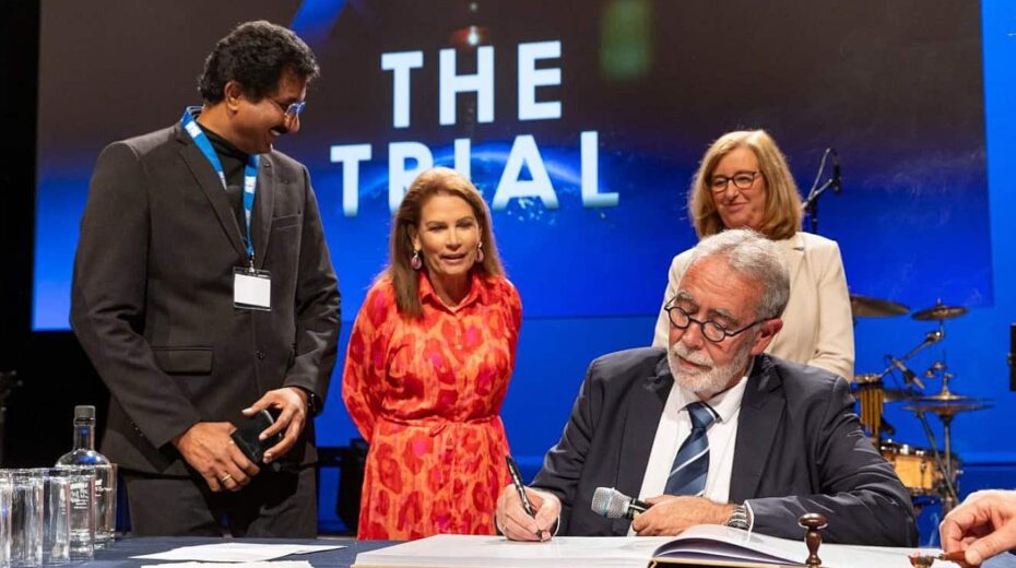 Jack van der Tang unterzeichnet das Dekret in Den Haag, während seine Frau Inge (rechts), der indische Pfarrer Satish Kumar und die ehemalige Abgeordnete Michelle Bachmann zusehen, 4. Juli 2024. Foto von Chris van Beek.