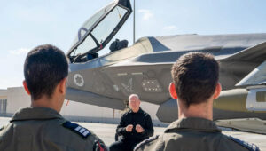Der israelische Verteidigungsminister Yoav Gallant spricht am Luftwaffenstützpunkt in Nevatim über den Krieg gegen die Hamas, 14. Juli 2024. Foto von Ariel Hermoni/IMoD.