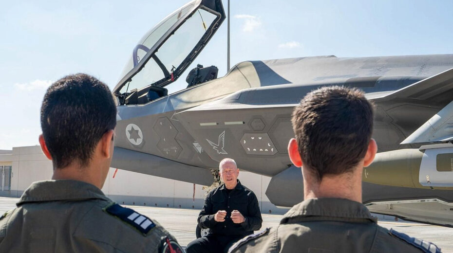 Der israelische Verteidigungsminister Yoav Gallant spricht am Luftwaffenstützpunkt in Nevatim über den Krieg gegen die Hamas, 14. Juli 2024. Foto von Ariel Hermoni/IMoD.