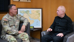 Der israelische Verteidigungsminister Yoav Gallant (rechts) trifft sich in Tel Aviv mit dem amerikanischen CENTCOM-Kommandeur General Michael Erik Kurilla, 16. Juli 2024. Foto von Shachar Yurman.