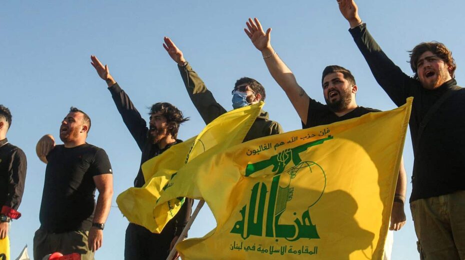 Anhänger der libanesischen Schiitenbewegung Hisbollah salutieren am 25. Mai 2020 im südlibanesischen Bezirk Marjayoun an der Grenze zu Israel. Foto von MAHMOUD ZAYYAT/AFP via Getty Images.