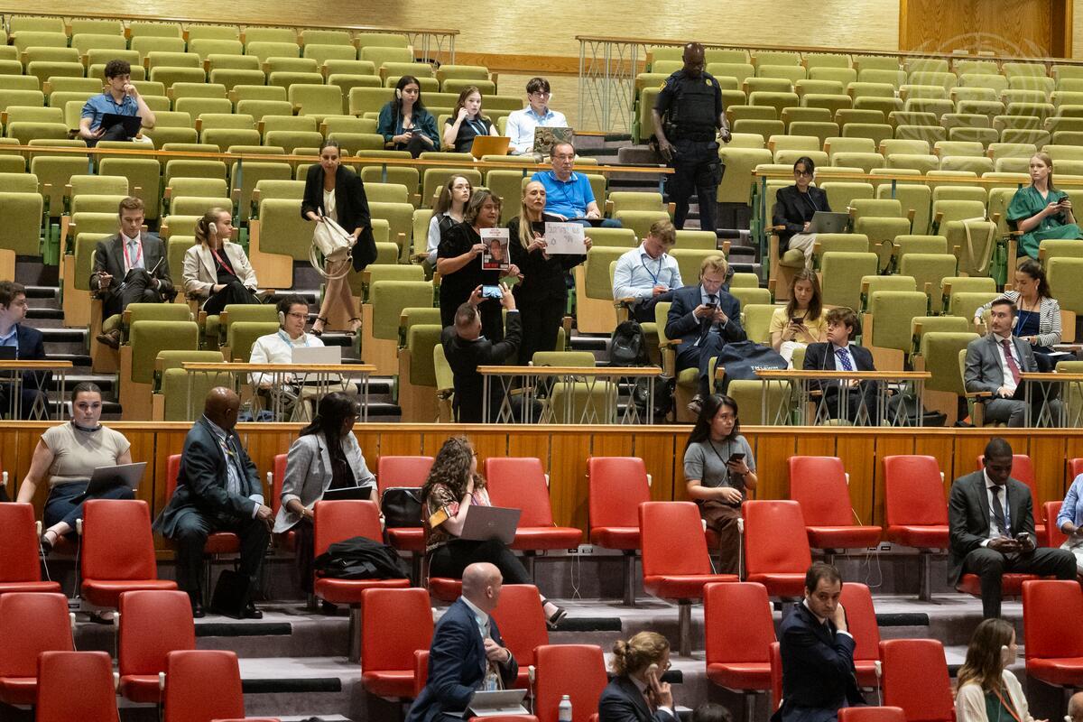 Yaffa Ben-David, Vorsitzende der israelischen Lehrergewerkschaft, und eine noch nicht identifizierte Frau zu ihrer Linken protestieren während der Sitzung des UN-Sicherheitsrats zur Lage im Nahen Osten, einschließlich der palästinensischen Frage, am 17. Juli 2024. Bildnachweis: Manuel Elías/U.N. Foto .