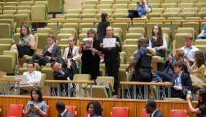 Yaffa Ben-David, Vorsitzende der israelischen Lehrergewerkschaft, und eine noch nicht identifizierte Frau zu ihrer Linken protestieren während der Sitzung des UN-Sicherheitsrats zur Lage im Nahen Osten, einschließlich der palästinensischen Frage, am 17. Juli 2024. Bildnachweis: Eskinder Debebe/U.N. Foto.