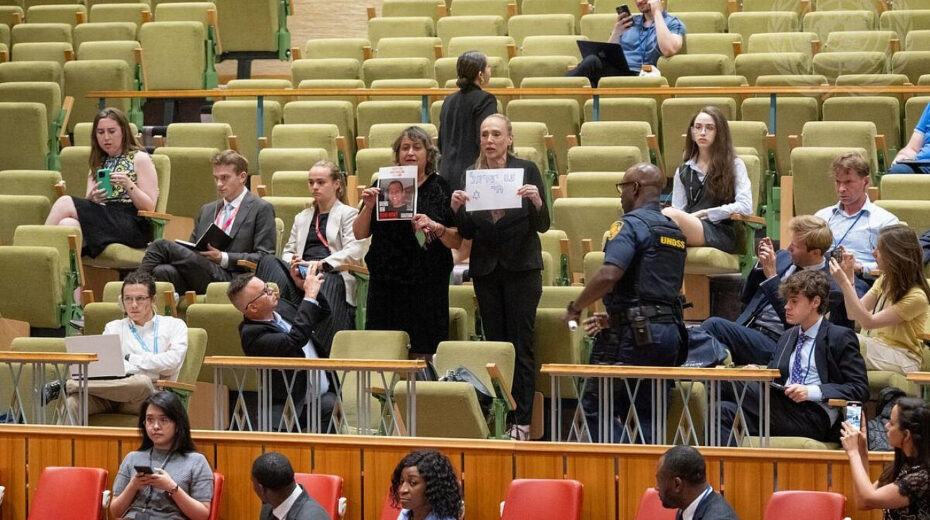 Yaffa Ben-David, Vorsitzende der israelischen Lehrergewerkschaft, und eine noch nicht identifizierte Frau zu ihrer Linken protestieren während der Sitzung des UN-Sicherheitsrats zur Lage im Nahen Osten, einschließlich der palästinensischen Frage, am 17. Juli 2024. Bildnachweis: Eskinder Debebe/U.N. Foto.