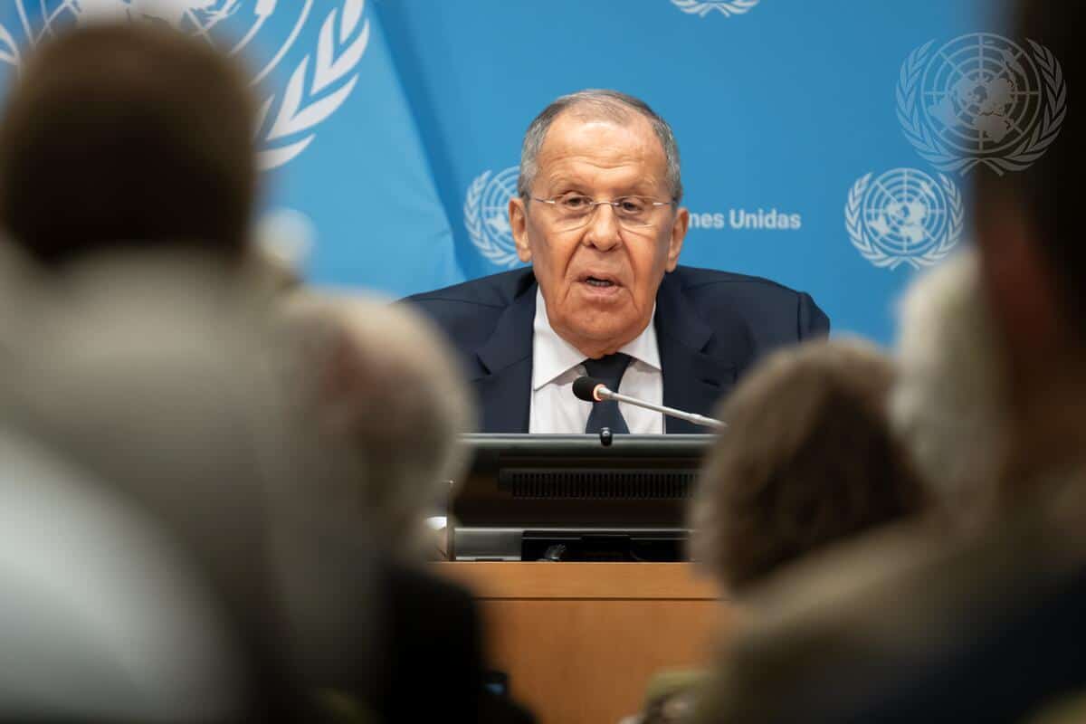 Sergej Lawrow, russischer Außenminister, informiert Reporter im UN-Hauptquartier am 17. Juli 2024. Kredit: Mark Garten/U.N. Foto.