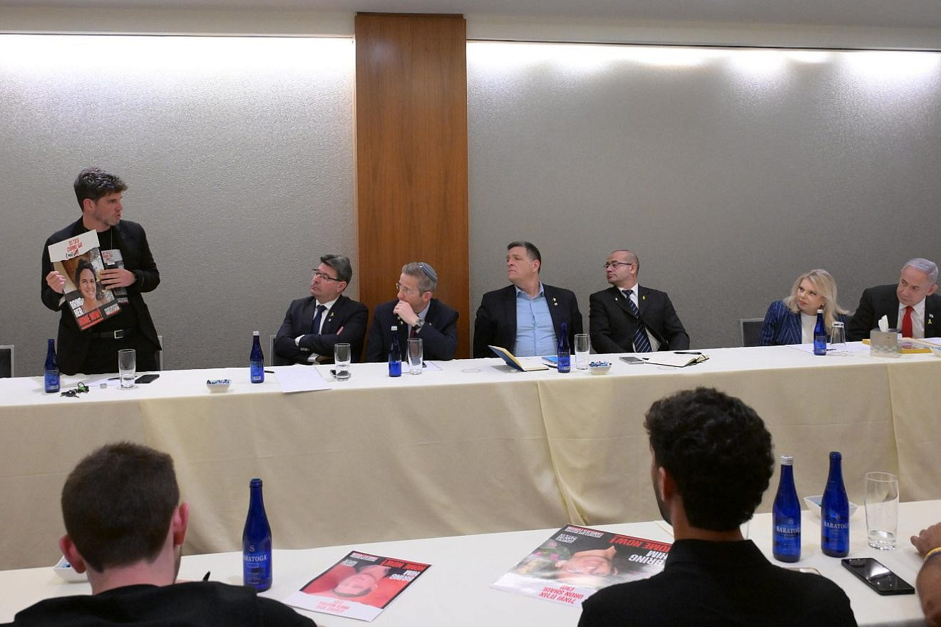 Der israelische Premierminister Benjamin Netanjahu trifft sich am 22. Juli 2024 in Washington mit den Familien von Geiseln, die von der Hamas in Gaza festgehalten werden. Foto von Amos Ben Gershon/GPO.