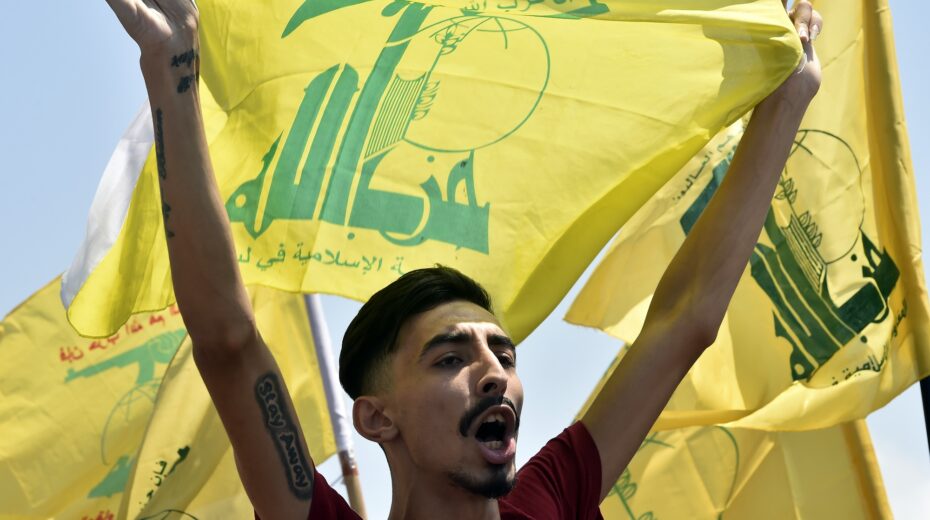 Unter Verletzung der von den Vereinten Nationen ausgehandelten Vereinbarungen und Resolutionen ist die vom Iran finanzierte Hisbollah weiterhin schwer bewaffnet und kontrolliert den Libanon faktisch. Foto: EPA-EFE/WAEL HAMZEH
