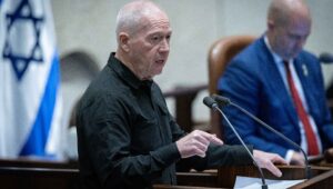 Der israelische Verteidigungsminister Yoav Galant nimmt an einer Sitzung im Plenarsaal der Knesset, dem israelischen Parlament in Jerusalem teil. Foto von Chaim Goldberg/Flash90