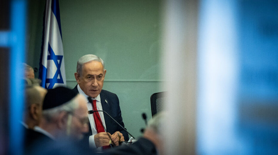 Ministerpräsident Benjamin Netanjahu bei einer Sitzung des Verteidigungs- und Außenausschusses der Knesset in Jerusalem, 22. September 2024. Foto von Yonatan Sindel/Flash90.
