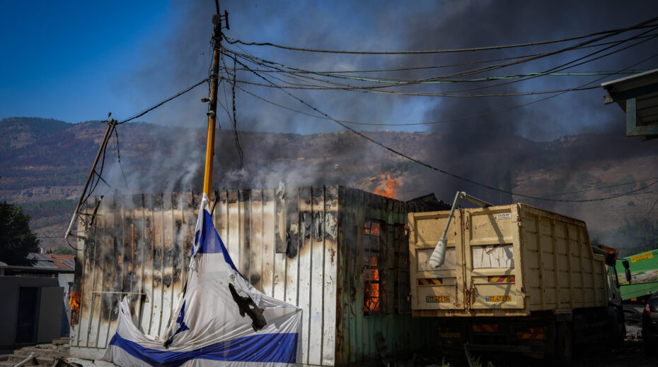 Lagerhäuser, die durch einen Raketenangriff aus dem Libanon zerstört wurden, in der nordisraelischen Stadt Kiryat Shmona, 24. September 2024. Foto von Ayal Margolin/Flash90