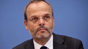 Felix Klein, Beauftragter der Bundesregierung für jüdisches Leben in Deutschland und den Kampf gegen Antisemitismus, während einer Pressekonferenz in der Bundespressekonferenz in Berlin, Deutschland, am 7. November 2023. EPA-EFE/CLEMENS BILAN