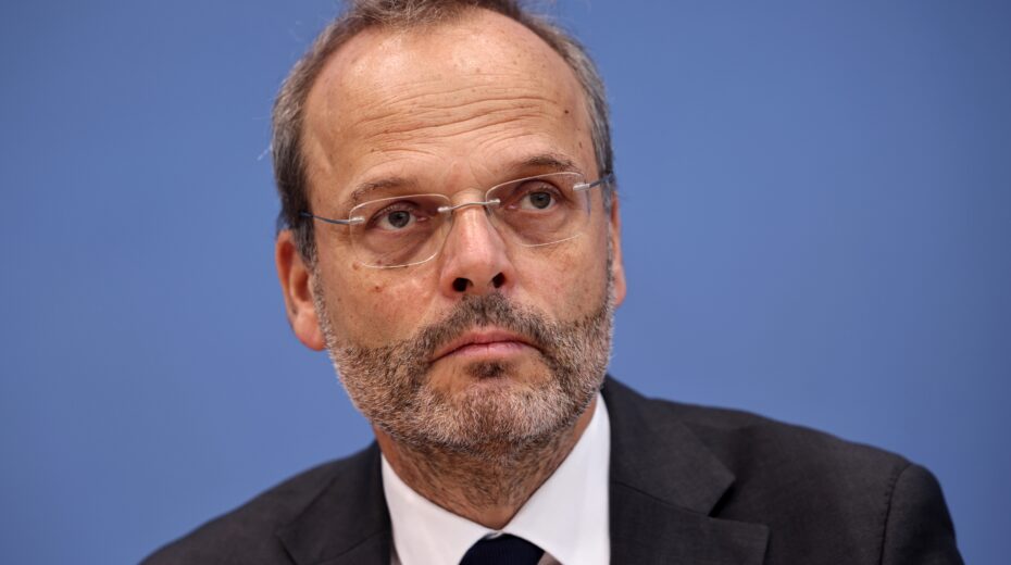 Felix Klein, Beauftragter der Bundesregierung für jüdisches Leben in Deutschland und den Kampf gegen Antisemitismus, während einer Pressekonferenz in der Bundespressekonferenz in Berlin, Deutschland, am 7. November 2023. EPA-EFE/CLEMENS BILAN