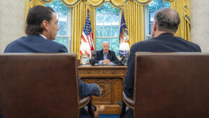 Präsident Joe Biden nimmt am 2. Oktober 2024 im Oval Office an einem Telefonat mit den Staats- und Regierungschefs der G7 über die Lage im Nahen Osten teil. Foto: Adam Schultz/White House.