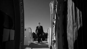 US-Außenminister Antony Blinken besteigt am 21. Oktober 2024 auf der Joint Base Andrews in Camp Springs, Md. ein Flugzeug auf dem Weg in den Nahen Osten. Bildnachweis: Chuck Kennedy/U.S. State Department.