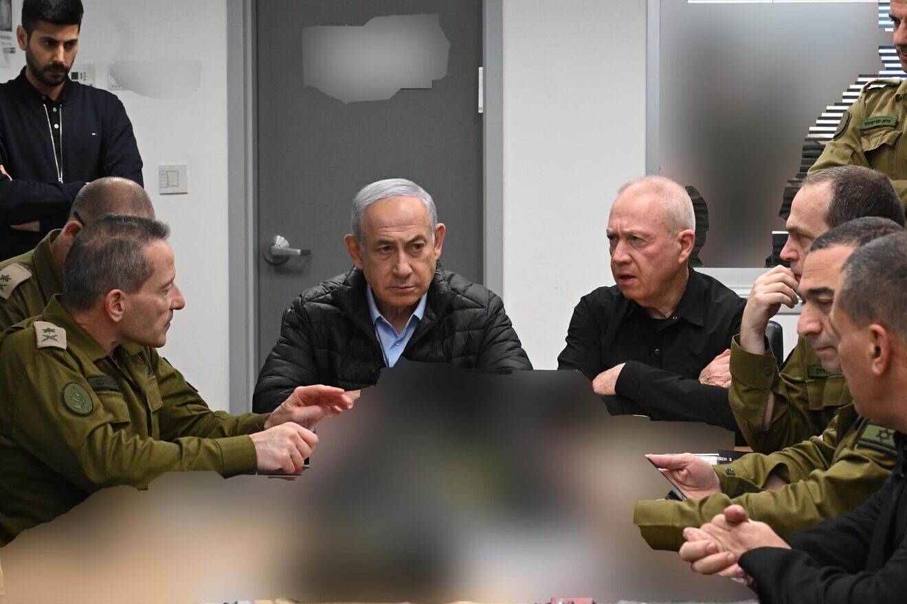 Premierminister Benjamin Netanjahu in der Einsatzzentrale der Kirya während des Angriffs im Iran am 26. Oktober 2024. Kredit: Avi Ohayon, GPO.