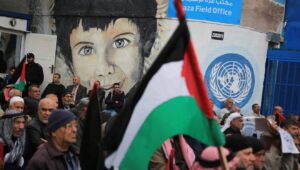Palästinensische Anhänger der Hamas protestieren am 20. Februar 2020 vor dem Hauptsitz der UNRWA in Gaza-Stadt gegen den Nahost-Friedensplan der USA. Foto von Ali Ahmed/ Flash90.