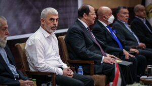 Der Hamas-Führer Yahya Sinwar (links) trifft sich im Gazastreifen mit Generalmajor Abbas Kamel, dem ägyptischen Geheimdienstchef (zweiter von links), in Gaza-Stadt, 31. Mai 2021. Bildnachweis: Abed Rahim Khatib/Flash90.
